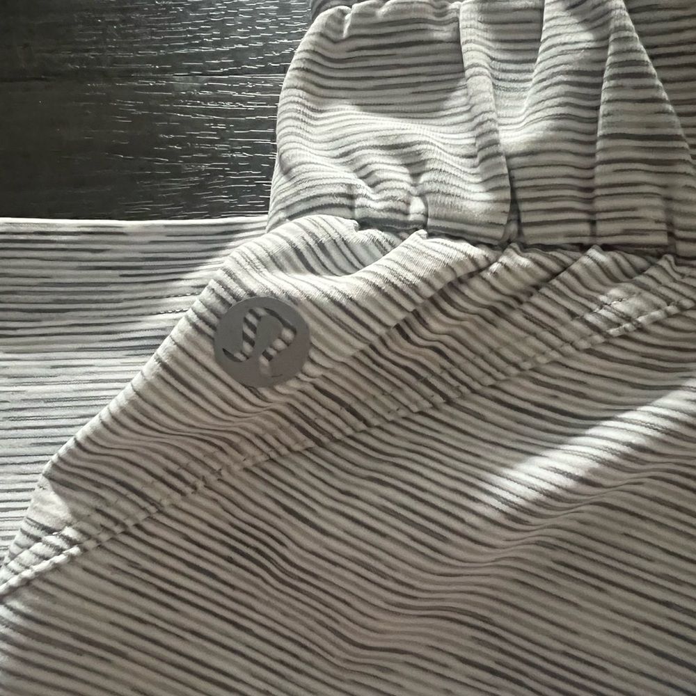 Lululemon Grey Cropped Patterned Sweatpants - Picture 6 of 6